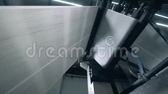 轧制机正在加工纸网一家工厂的报纸印刷视频的预览图