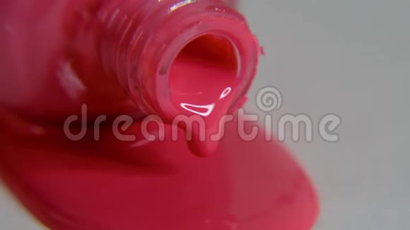 粉色指甲油油漆倒出来关门视频的预览图