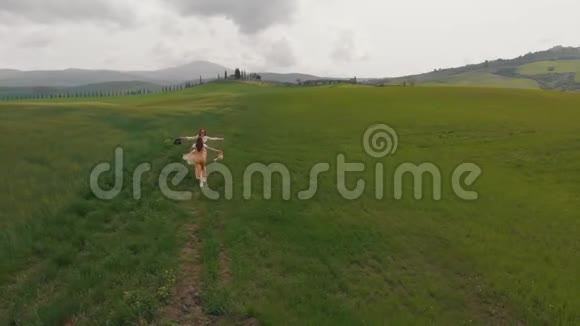 两个年轻的女人在夏天的田野上拥抱意大利托斯卡纳视频的预览图