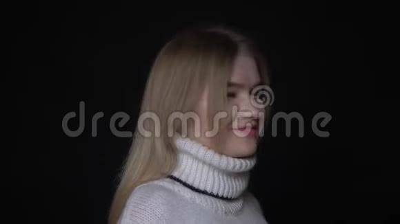 穿着毛衣的年轻漂亮白种人女性的特写镜头笑着开心地看着镜头背景与镜头隔绝视频的预览图