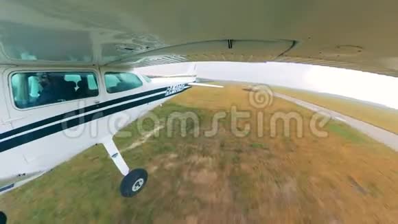白色飞机在跑道上起飞视频的预览图