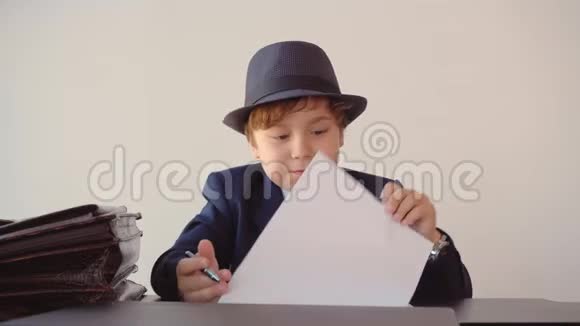 小孩看起来像个老板在办公室里写文件成人生活戏仿正面观视频的预览图
