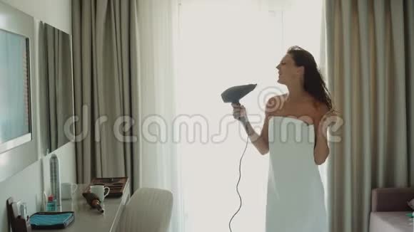 女人用吹风机跳舞唱歌视频的预览图