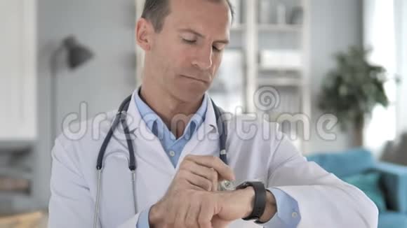 高级医生应用智能手表阅读电子邮件视频的预览图