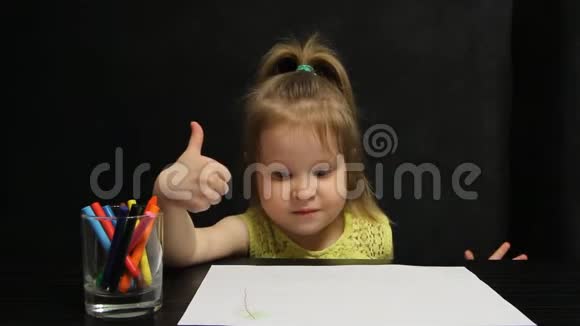 小女孩在画画的时候出现了拇指视频的预览图