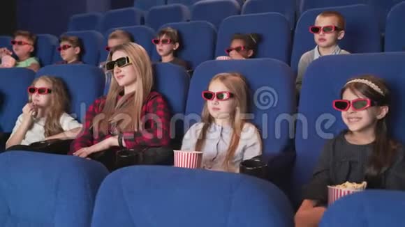 带着孩子看3D眼镜卡通的现代电影院视频的预览图