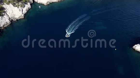 小船呼啸着穿过地中海视频的预览图