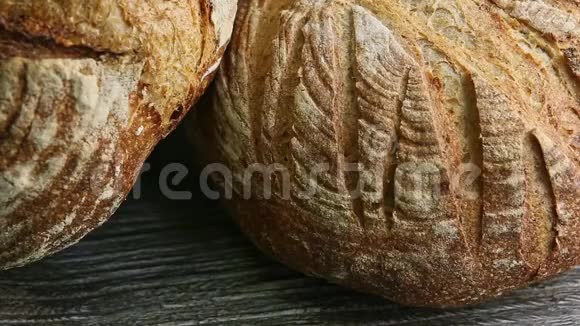 从木桌上的两个全圆小麦面包取出视频的预览图