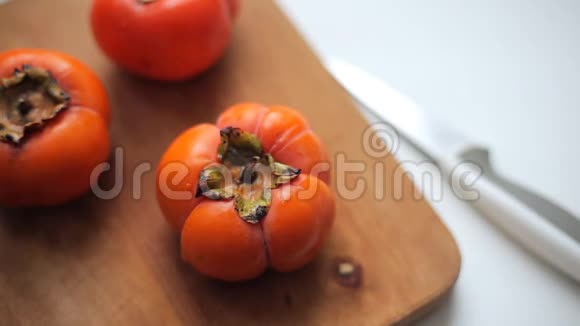 用刀切柿子视频的预览图