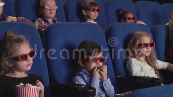 快乐的孩子在现代电影院看有趣的3D漫画视频的预览图