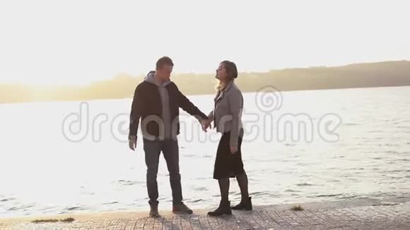 快乐的年轻夫妇在城市湖边散步视频的预览图