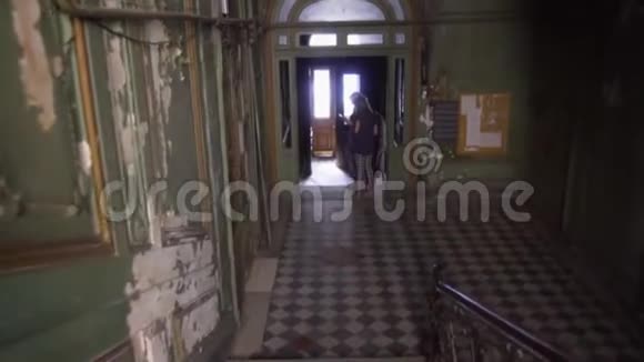 沿着老城房子的楼梯移动老式的门和楼梯19世纪圣彼得堡视频的预览图