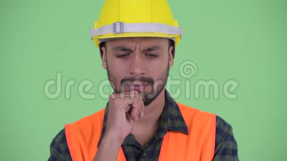 压力重重的年轻留胡子的波斯人建筑工人视频的预览图