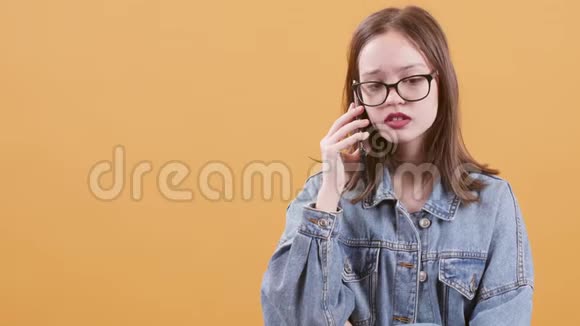 漂亮的少女在打电话时显得不安和紧张视频的预览图