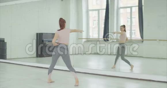 现代舞蹈的舞蹈训练动作视频的预览图