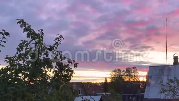 时间流逝村子里的黎明美丽的天空云彩视频的预览图