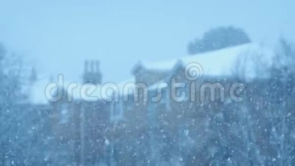 雪片在聚焦大楼后面落下视频的预览图