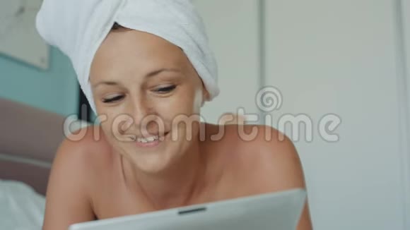 使用平板电脑摄像头进行视频聊天的快乐女人视频的预览图