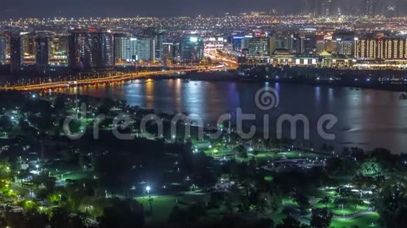 夜间城市靠近公园和道路灯光和高流量空中时间视频的预览图