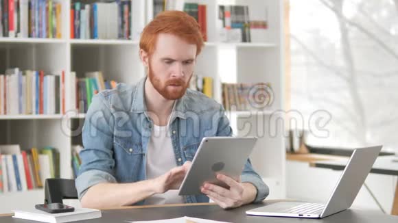 坐立不安的红发男子面对桌上的损失视频的预览图