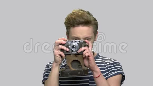 少年男孩用老式相机拍照视频的预览图