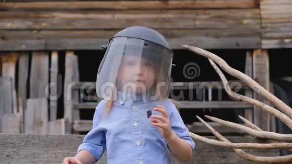 穿着时髦衣服戴着消防头盔漂亮小女孩视频的预览图