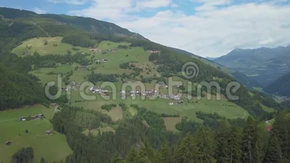 山坡上的高山村视频的预览图