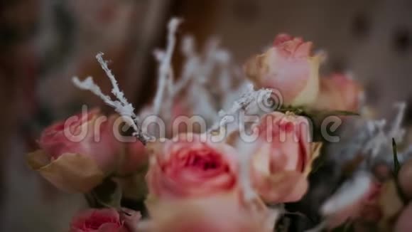 冬天的粉白色玫瑰花束视频的预览图