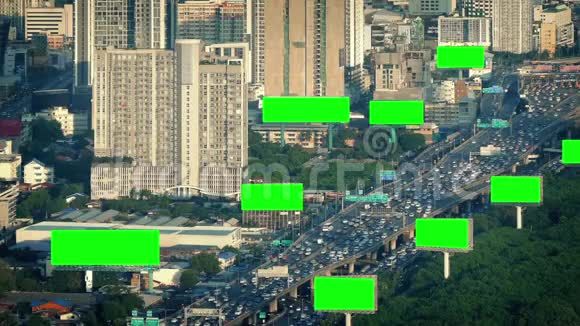 城市景观中的绿色屏幕广告牌视频的预览图