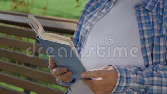一个在公园看书的老人视频的预览图