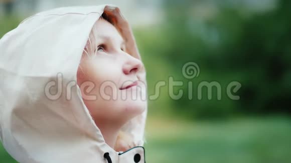 一个年轻女人的肖像享受着春雨抬头徒步旅行和冒险新鲜感视频的预览图