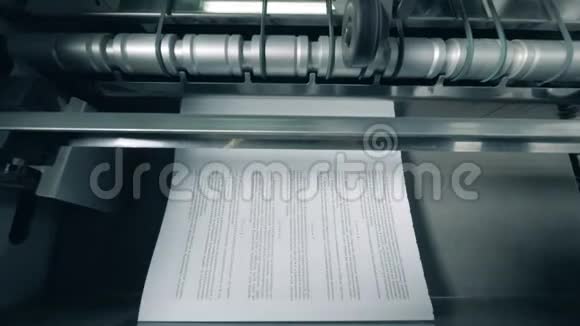印刷机器正在发行和重新定位印刷纸张视频的预览图