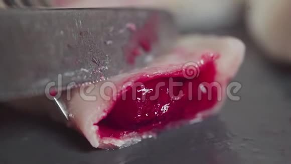 自制瓦雷尼基乌克兰传统菜佩罗吉在灰色盘子里端着饺子切樱桃刀视频的预览图