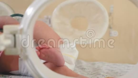 婴儿健康概念医院里新生婴儿的脚急救救护车中早产儿孵化器视频的预览图