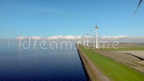 荷兰伊塞尔梅尔湖旁的一排风车可再生能源风车农场弗列沃兰视频的预览图
