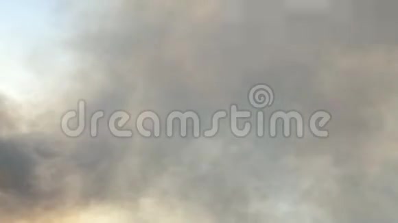 傍晚日落时大火中冒出的浓烟视频的预览图