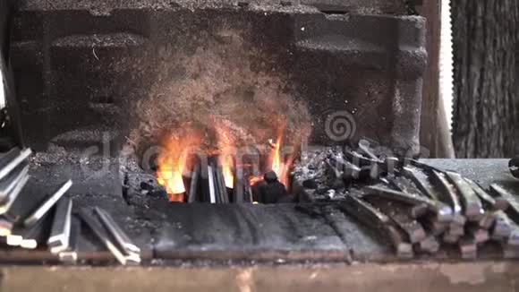工件在炉子里加热视频的预览图