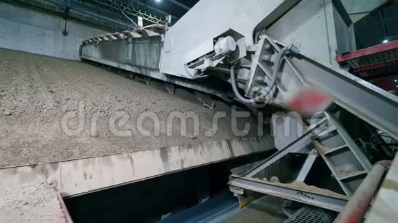 工厂机器正在对干水泥进行平面化视频的预览图