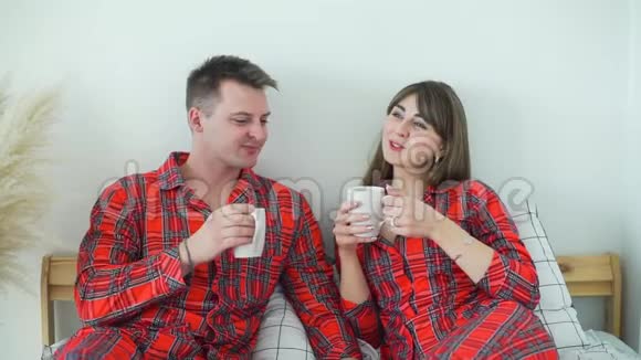 年轻夫妇早上在床上喝茶视频的预览图