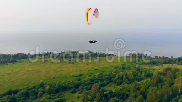 一个运动员用滑翔伞在空中飞行空中滑翔伞视频的预览图