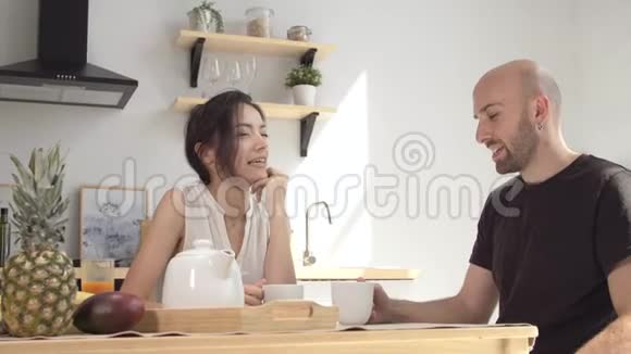 国际健康饮食理念年轻夫妇在家吃蔬菜和交谈视频的预览图