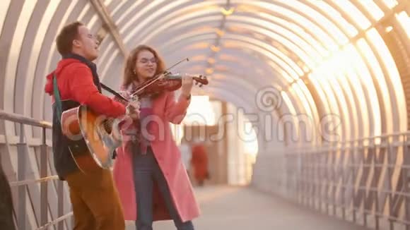 小提琴的女人和吉他演奏的男人在一起视频的预览图