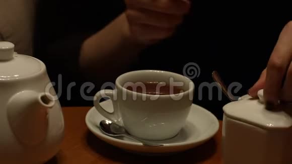 热饮茶特写镜头视频的预览图