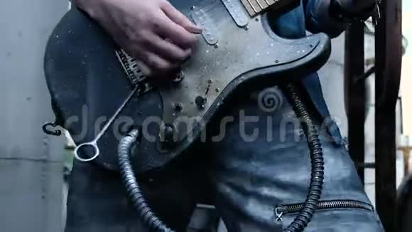 酷人手指在吉他船上特写使用重音乐的声学乐器视频的预览图