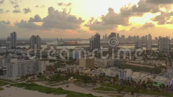 空中迈阿密海滩超现实日落场景视频的预览图