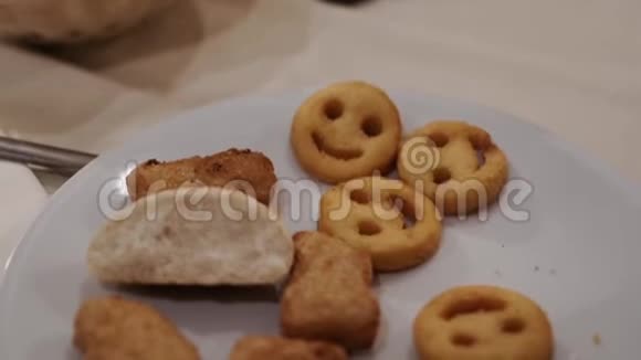 带着微笑在白色盘子上的圆饼干视频的预览图