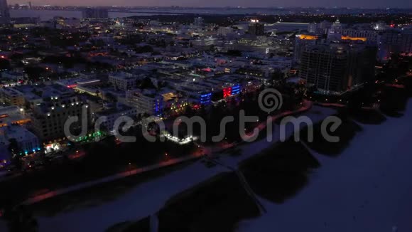夜间霓虹灯城市迈阿密海滩天线4k视频的预览图