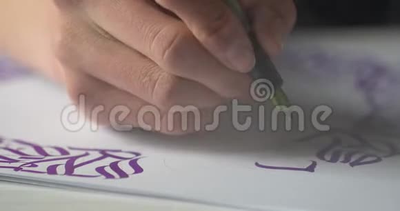 刻字书法特写书法艺术家在创作过程中视频的预览图