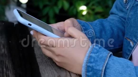 用智能手机接近女人的手发短信视频的预览图