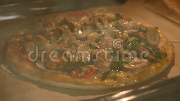 烘焙比萨饼的时间表烤箱里的披萨在电烤箱里煮披萨视频的预览图